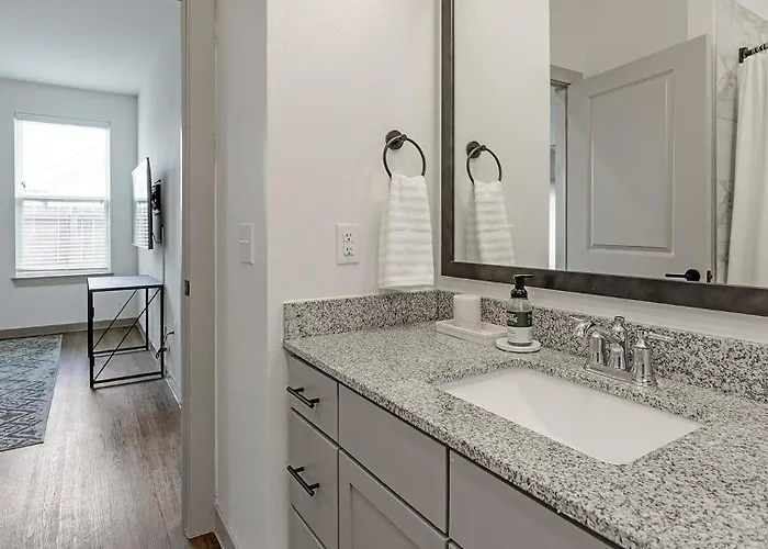 Landing Modern 1bd Yoga Gym Fort Worth