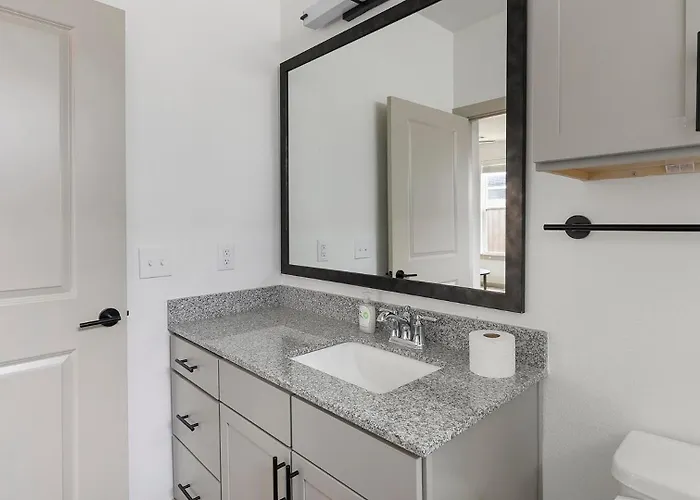 Landing Modern 1bd Yoga Gym Apartment *